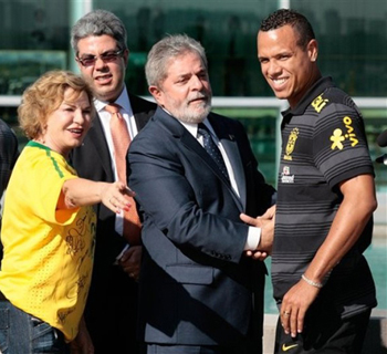 Tổng thống Brazil Lula da Silva và vợ là những người rất mê bóng đá.